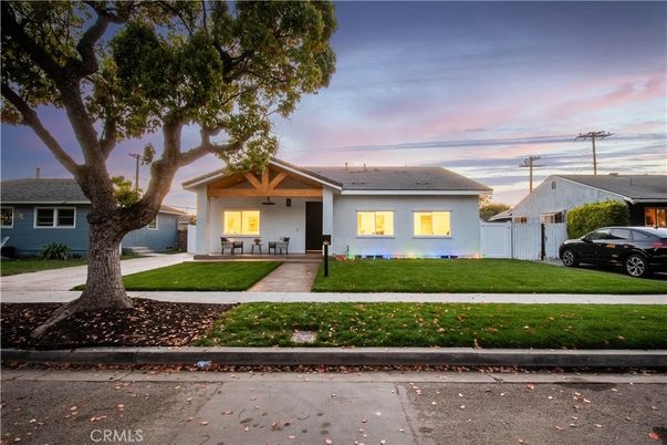 Exterior, Facade, Ranch
