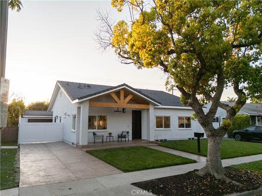 Exterior, Facade, Ranch
