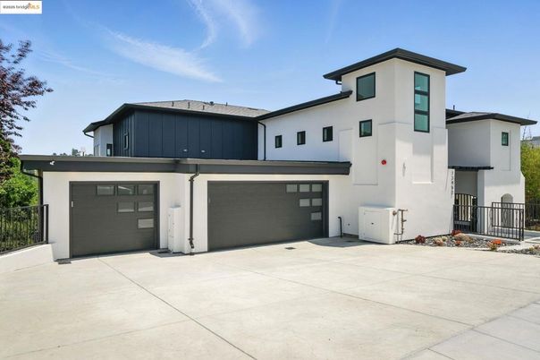 Attached, Exterior, Facade, Farmhouse
