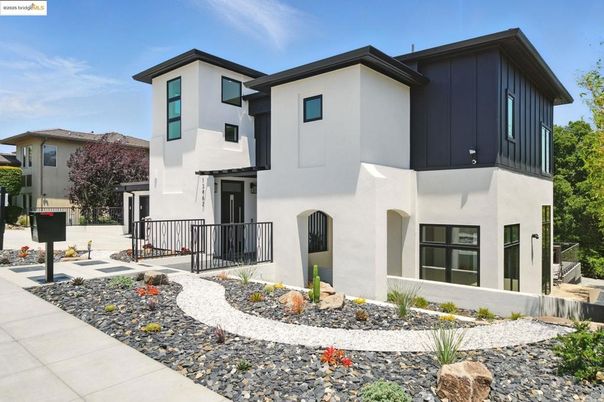 Exterior, Facade, Modern