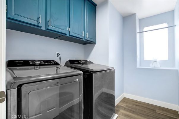 Interior, Washer, Wood Texture Flooring