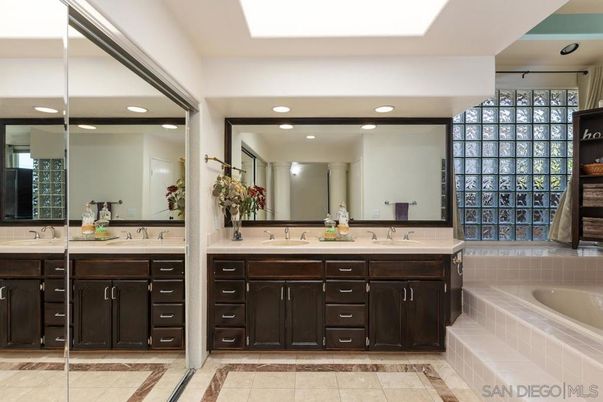 Bathroom, Dual Sink Vanities, Interior, Recessed Lighting