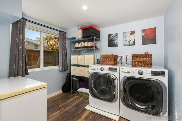 Interior, Recessed Lighting, Washer, Wood Texture Flooring