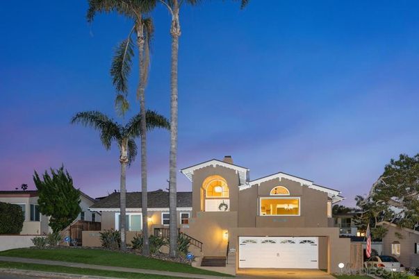 Attached, Exterior, Facade, Modern