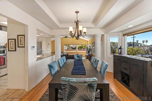 Chandelier, Dining room, Interior, Recessed Lighting, Wood Texture Flooring