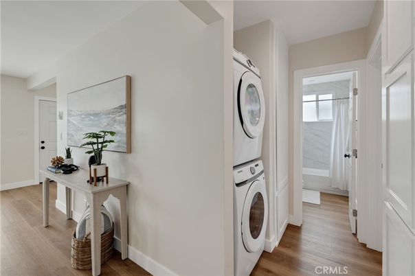Interior, Utility Closets, Washer, Wood Texture Flooring