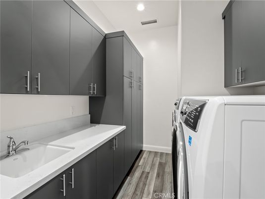 Interior, Recessed Lighting, Washer, Wood Texture Flooring