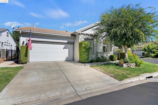 Attached, Exterior, Facade, Ranch