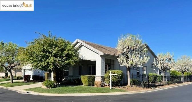 Exterior, Facade, Ranch