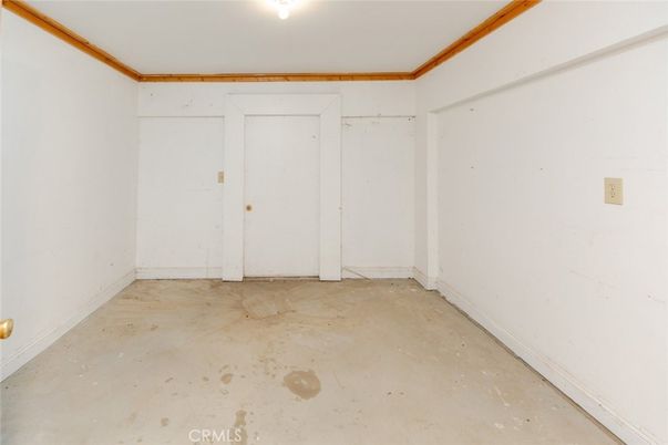 Empty room, Interior