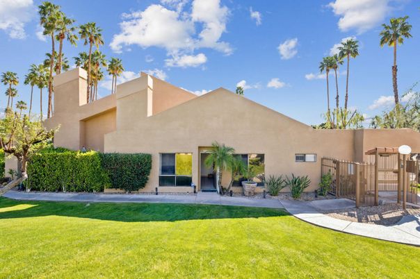 Backyard, Exterior, Facade, Modern