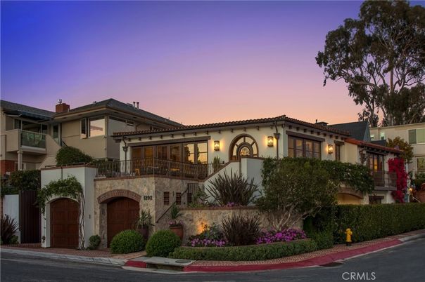 Attached, Exterior, Facade, Mediterranean