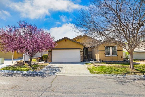 Attached, Exterior, Facade, Ranch