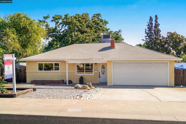 Attached, Exterior, Facade, Ranch