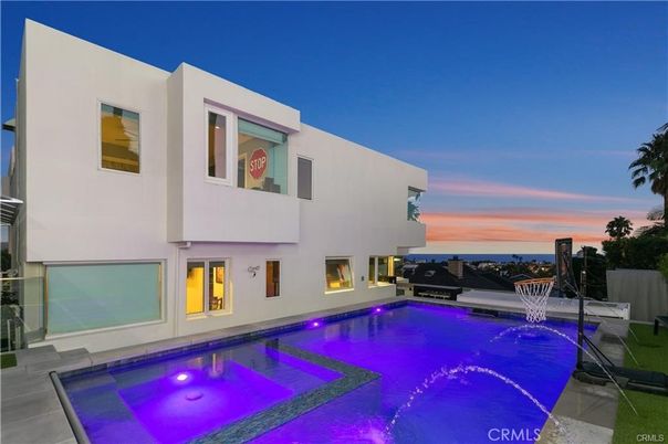 Exterior, Facade, Pool, Modern