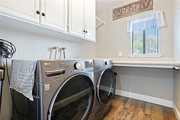 Interior, Washer, Wood Texture Flooring