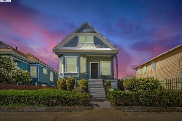 Exterior, Facade, Queen Anne Victorian