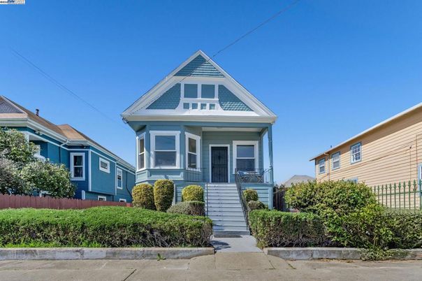 Exterior, Facade, Queen Anne Victorian