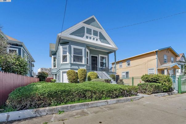 Exterior, Facade, Queen Anne Victorian
