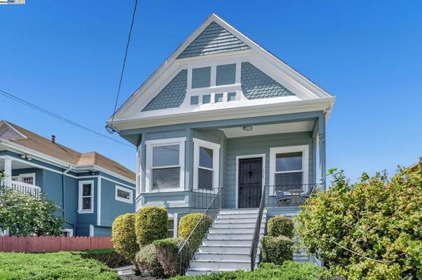 Exterior, Facade, Queen Anne Victorian