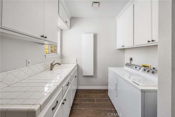 Interior, Washer, Wood Texture Flooring