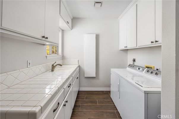 Interior, Washer, Wood Texture Flooring