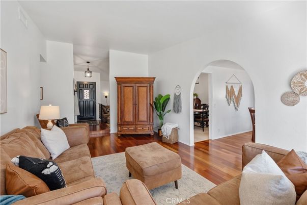 Interior, Living room, Pendant Lights, Wood Texture Flooring