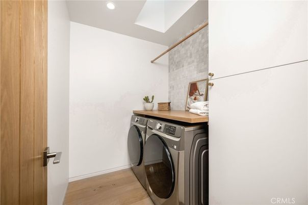 Interior, Recessed Lighting, Washer, Wood Texture Flooring