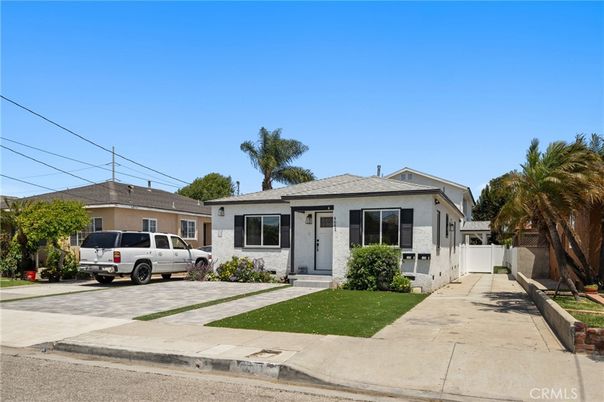 Exterior, Facade, Ranch