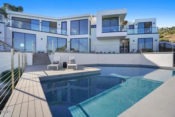Exterior, Facade, Pool, Modern
