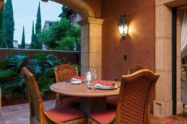 Dining room, Exterior