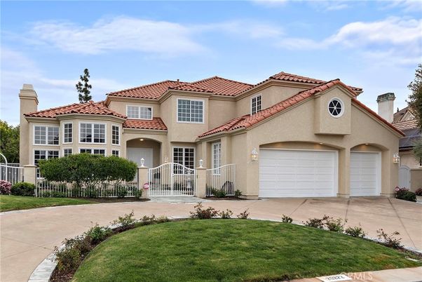 Attached, Exterior, Facade, Mediterranean