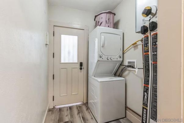 Interior, Utility Closets, Washer, Wood Texture Flooring