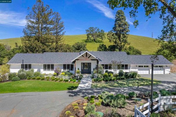 Attached, Exterior, Facade, Ranch
