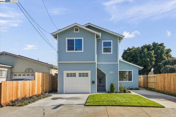 Attached, Exterior, Facade, Rowhouse