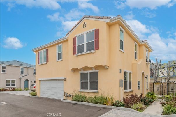 Attached, Exterior, Facade, Mediterranean