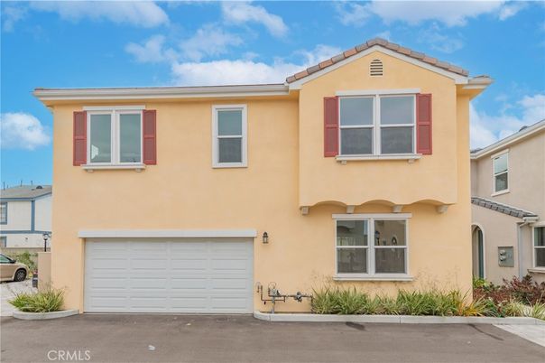 Attached, Exterior, Facade, Mediterranean