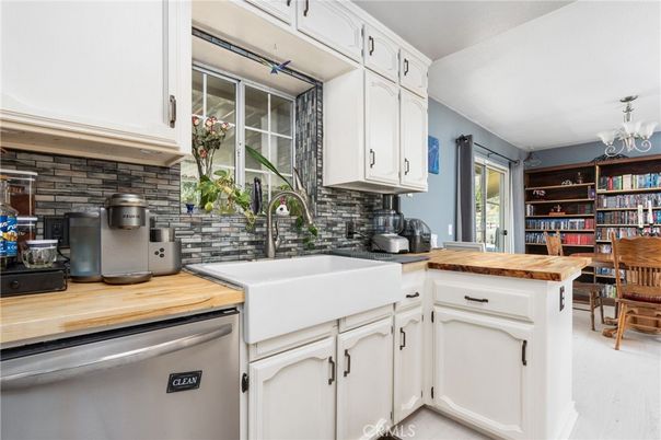 Chandelier, Dining room, Interior, Kitchen, Stainless Steel Appliances