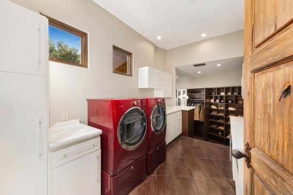 Interior, Recessed Lighting, Washer, Wood Texture Flooring