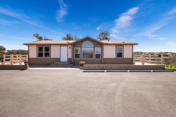 Exterior, Facade, Ranch