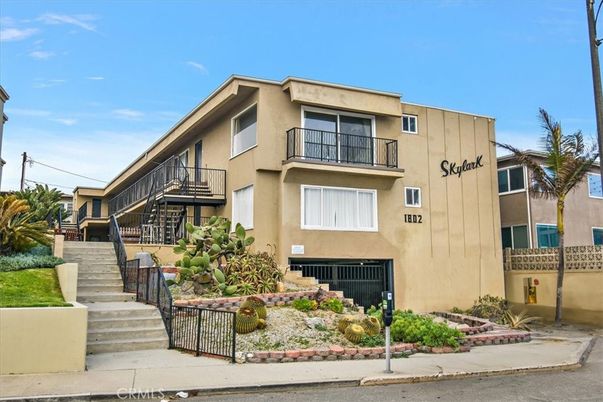 Exterior, Facade, Modern