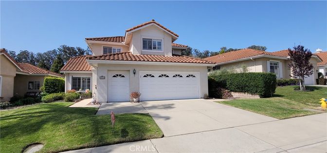 Attached, Exterior, Facade, Mediterranean