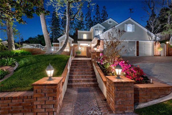 Attached, Exterior, Facade, American Craftsman