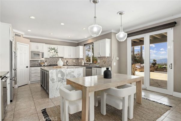 Dining room, Interior, Kitchen, Pendant Lights, Recessed Lighting, Stainless Steel Appliances