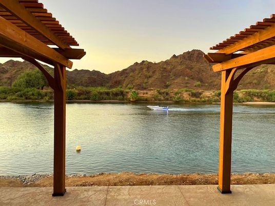 Exterior, Lake