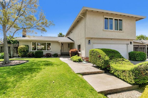 Attached, Backyard, Exterior, Facade, Split Level