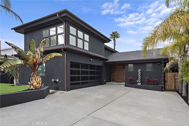 Attached, Exterior, Facade, Modern