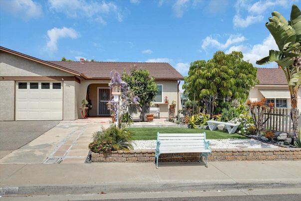 Attached, Exterior, Facade, Ranch