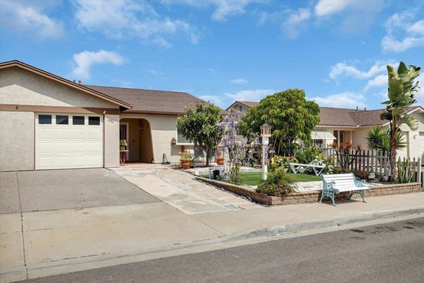 Attached, Exterior, Facade, Ranch