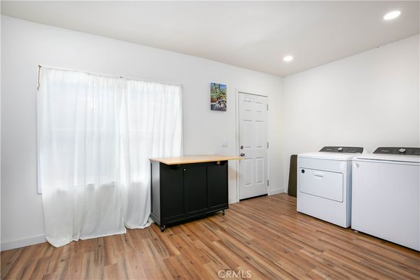 Interior, Recessed Lighting, Washer, Wood Texture Flooring